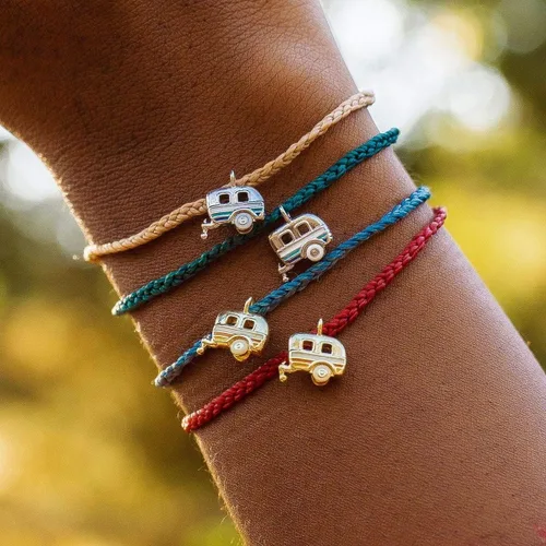 Vista 4 de Pura Vida Pulsera On the Road de plata u oro, 100% impermeable, banda ajustable, encanto de la marca Rojo oscuro