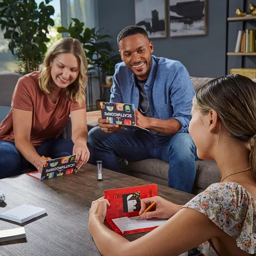 Vista 8 de Hasbro Gaming Scattergories Juego Clásico, Juego de Fiesta para Adultos y Adolescentes de 13 Años en Adelante, Juego de Mesa para 2+ Jugadores