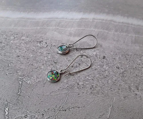 Vista 3 de Pendientes de gota de acero inoxidable con piedra natal de octubre y ópalo arcoíris negro