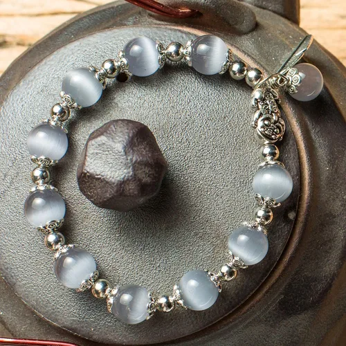 Vista 2 de MANRUO Feng Shui La mejor pulsera de cuentas de ojo de tigre natural de 0.394 in con colgante de plata chapado en plata Pi XiuPi Yao amuleto