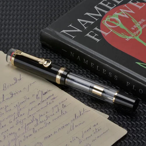 Vista 8 de Jinhao Tiandao 1935 Pluma estilográfica media #8 con punta espada, acrílico negro y transparente con gran convertidor y clip de guitarra