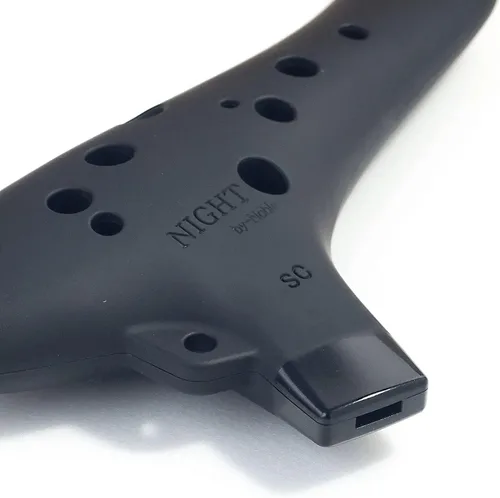 Vista 3 de Night By Noble Ocarina de Plástico SC Negro (Estilo Soprano C)