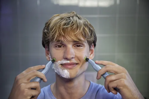 Vista 3 de Philips OneBlade First Shave, Sistema de Afeitado Eléctrico Híbrido para Adolescentes, QP1324/20