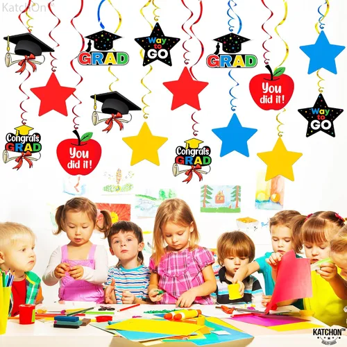 Vista 3 de KatchOn, 30 espirales colgantes de graduación de jardín de infantes, sin bricolaje Coloridas graduaciones preescolares para decoraciones
