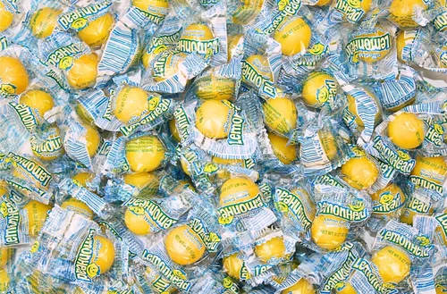 Vista 2 de LemonHeads - Caramelos agrios envueltos individualmente, deliciosamente ácidos, brillantes y dulces, perfectos para noches de cine, fiestas