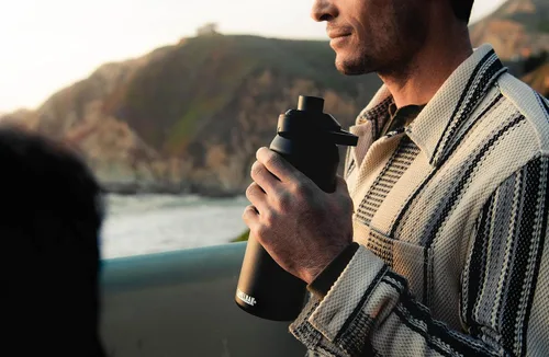 Vista 2 de CamelBak Botella de agua de acero inoxidable aislada al vacío Chute Mag Azul (Nordic blue)