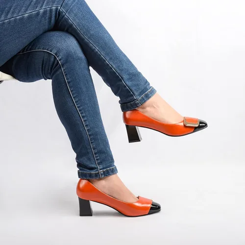 Vista 6 de ANN CREEK Zapatos de tacón bajo para mujer, zapatos de oficina elegantes de dos tonos, punta cuadrada, tacón grueso de 2.4 pulgadas, sin cordones