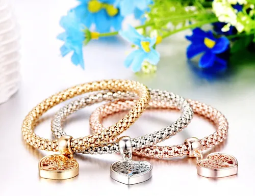 Vista 8 de SILANER Pulseras multicapa con dijes de cristal, 3 pulseras de cadena de maíz de oro/plata/oro rosa para mujer, pulsera elástica en forma de corazón