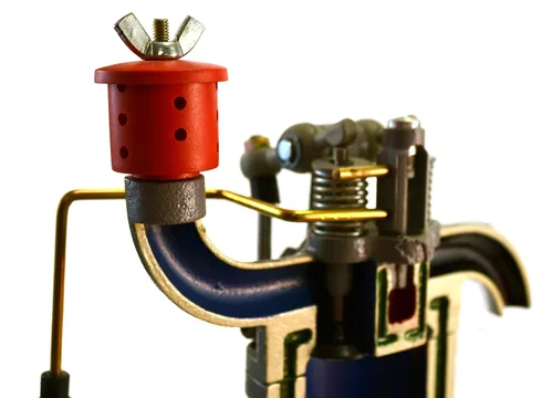 Vista 3 de Eisco Labs. modelo de manivela de mano, 4 tiempos, diésel, con piezas de accionamiento movibles para demostrar conceptos básicos del motor, 16