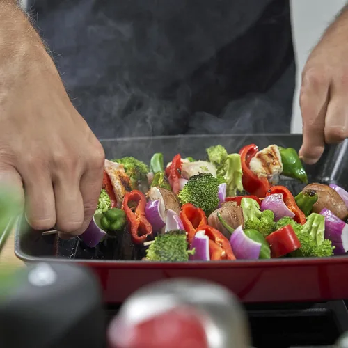 Vista 5 de Staub Sartén cuadrada de hierro fundido de 12 pulgadas, cereza, fabricada en Francia
