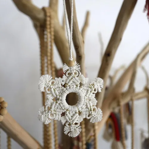 Vista 4 de Colgantes de macramé con forma de copo de nieve, cuerda de algodón, colgantes de espejo retrovisor para automóvil, hechos a mano, bohemios, tejidos