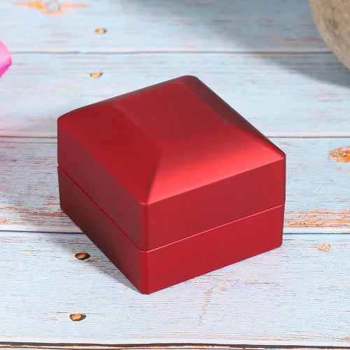 Vista 9 de Betued LED light ring box, ring box with LED light, fine workmanship in mini size jewelry display gift box for marriage proposal engagement(Red on