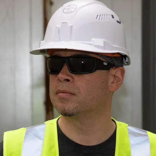 Vista 10 de Klein Tools 60164 - Gafas de seguridad, gafas protectoras profesionales de EPP con marco completo, resistentes a los arañazos y antivaho (lente gris)