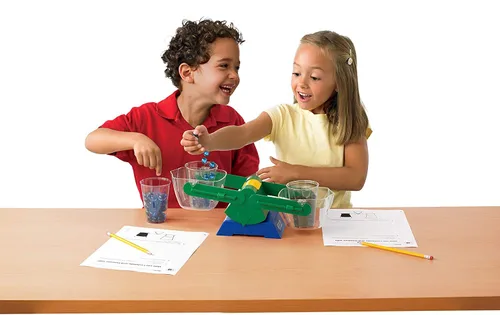Vista 2 de hand2mind Balanza de cubo de plástico para niños de 5 a 8 años, forma práctica de aprender sobre el peso y la medición, 2 cubos transparentes de 1/2