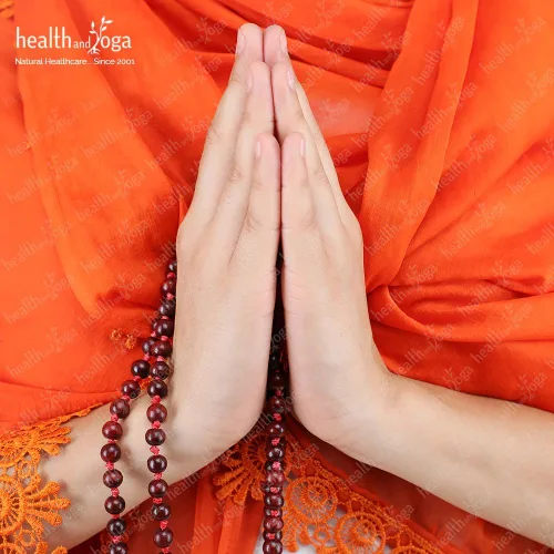 Vista 5 de HealthAndYoga™ Mala de Palo de Rosa (108 + 1 Cuentas con Borla) y Bolsa de Terciopelo - Rosario Anudado a Mano para Canto de Mantra, Meditación