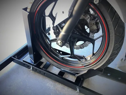 Vista 5 de MaxxHaul 70271 Soporte para rueda de motocicleta ajustable, resistente, capacidad de peso de 1800 lb