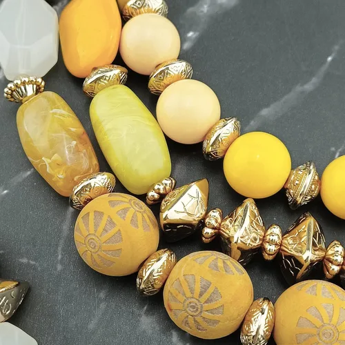 Vista 3 de Bocar Juego de Collar, Aretes y Pulsera de 3 Capas con Cuentas Gruesas, Conjunto de Joyería de Collar de Mujer de Múltiples Capas de Moda Amarillo