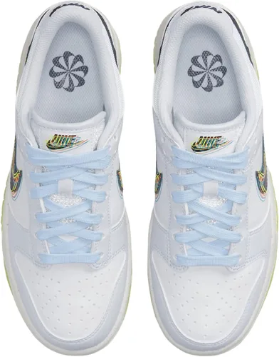 Vista 65 de Nike Kid's Dunk Low Sneaker