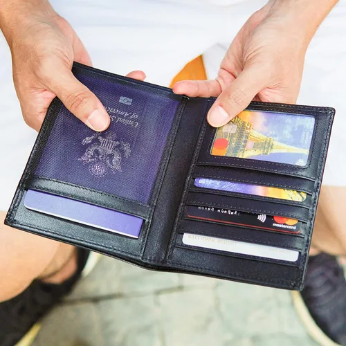 Vista 3 de Polare - Cartera de viaje de piel con bloqueo RFID para hombres y mujeres, Negro -, Cartera con bloqueo RFID