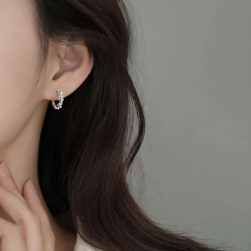 Vista 3 de SLUYNZ Aretes de aro de plata de ley 925 con perlas para mujeres, adolescentes, aretes de aro de perlas para boda y novia