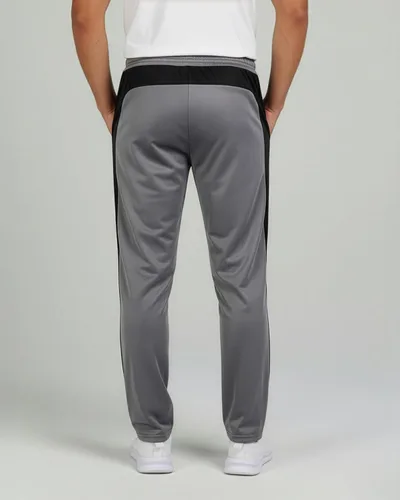 Vista 6 de Real Essentials Paquete de 3 Pantalones deportivos de tricot, informales, deportivos y activos, con parte inferior abierta y bolsillos para hombre
