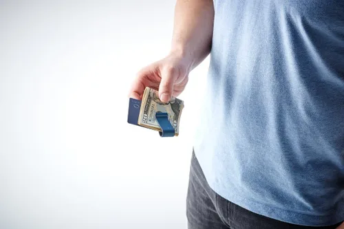 Vista 9 de Moneyclip de piel de fibra de carbono con soporte para tarjetas