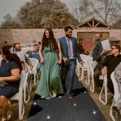 Vista 6 de EZLucky Alfombra negra con purpurina para fiesta, 2.46 x 15 pies, tela no tejida con purpurina de 200 GSM, alfombra negra Hollywood para eventos
