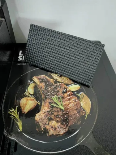 Vista 4 de Prensa para parrilla de hierro fundido resistente de 8.3"×4.3" y peso para bistec con mango de madera de agarre cómodo que no se calienta