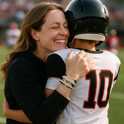 Vista 3 de Sportybella Pulsera de fútbol para mamá, pulsera de fútbol para mamá, pulsera de fútbol para madres de fútbol americano