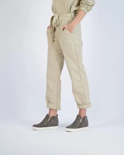Vista 6 de CUSHIONAIRE Hollywood - Tenis de cuña oculta con tachuelas y espuma viscoelástica para mujer, Negro, 1