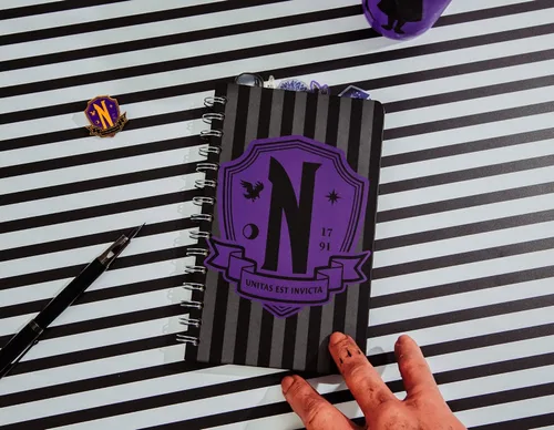 Vista 5 de Silver Buffalo Addams Family Wednesday - Cuaderno de espiral de 5 pestañas con 75 hojas, cuaderno de bocetos encuadernado, papel de papelería, 5 x 8