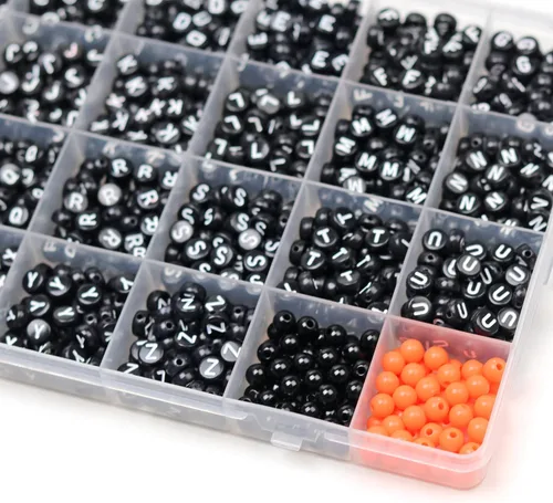 Vista 5 de Melius Cuentas de letras acrílicas negras con cuentas redondas negras y naranjas, 1450 cuentas redondas del alfabeto en caja de 28 cuadrículas