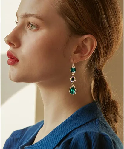 Vista 6 de Elegantes aretes colgantes ligeros con forma de lágrima de flor de circonita cúbica verde esmeralda para mujeres y niñas, delicados chapados en oro