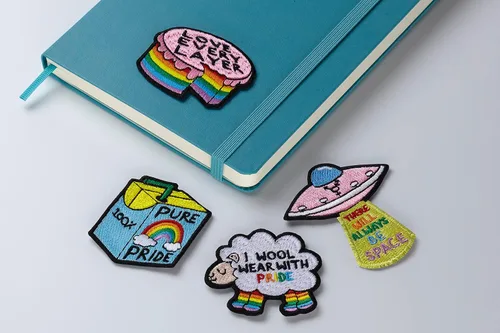 Vista 5 de Moleskine Se adhieren al orgullo, siempre habrá espacio, parche adhesivo de Ashton Attzs
