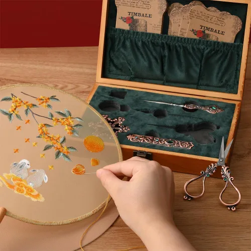 Vista 3 de NOTIONSLAND Juego de tijeras de bordado, suministros vintage, estuche de aguja, punzón de costura, dedal, tablero de hilo dental para costura, cobre