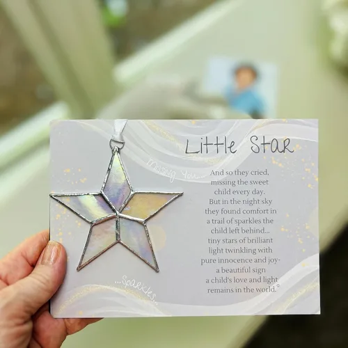 Vista 5 de Regalo de duelo por pérdida infantil para mamá - Estrella de vidrio emplomado iridiscente hecha a mano con sentimiento de estrella durmiente