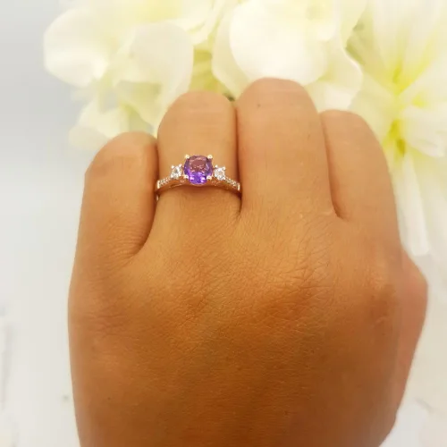 Vista 4 de Dazzlingrock Collection Anillo de compromiso de 3 piedras preciosas redondas de 10 quilates y diamantes para mujer, oro rosa