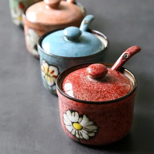 Vista 3 de Ceramics Retro Flower Azucarero con tapa y cuchara, 5.5 onzas, color rojo