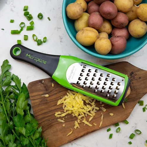 Vista 2 de Microplane Artisan Series - Rallador extra grueso, ideal para quesos semi-suaves, papas, calabacines (verde)