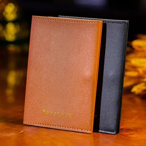 Vista 3 de Funda para pasaporte para pasaporte de viaje para mujer, cartera de viaje esencial para hombres y familia. Marrón y negro