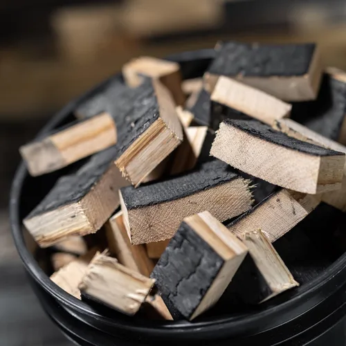 Vista 5 de Midwest Barrel Co. Cubo de 20 libras de barril de bourbon BBQ trozos de madera para ahumar – Auténticos trozos de madera de roble americano