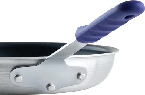 Vista 4 de Winco Sartén de aluminio de grado comercial con mango Stay Cool, compatible con inducción, acabado antiadherente, 12 pulgadas