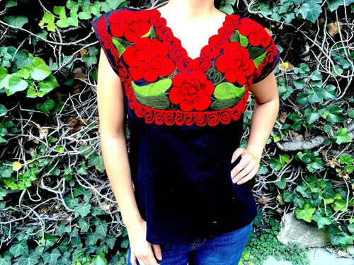 Vista 9 de Casa Fiesta Designs Blusa mexicana floral - Auténtica blusa bordada de Chiapas, hecha a mano, color negro con flores rojas, Negro