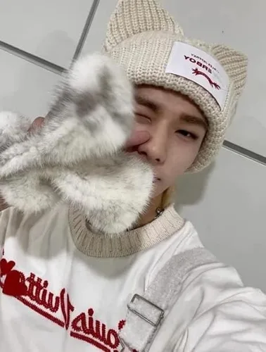 Vista 4 de Kpop - Bandas para niños callejeros Hyunjin Daily Look Kitty Kitty Beanie Kitten Skullies_Hyunjin Tarjetas de fotos incluidas