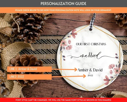Vista 4 de Adorno personalizado de cerámica casada de nuestra primera Navidad (diseño C)