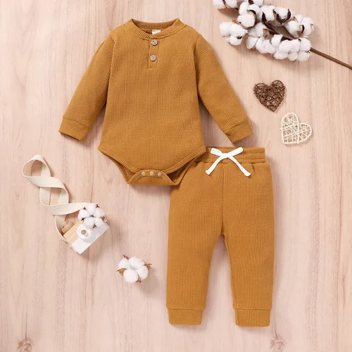 Vista 2 de CBHAIBLYD Conjunto de ropa de bebé recién nacido con botones y manga larga para bebé conjunto unisex de punto gofre