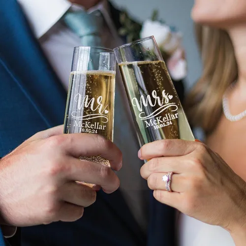 Vista 17 de Copas de champán de boda personalizadas, juego de 2, copas de brindis Mr & Mrs para novia y novio, nombre y fecha grabados, regalos personalizados