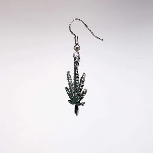 Vista 4 de Aretes colgantes de hojas de marihuana con esmalte verde sobre peltre, Metal Esmalte