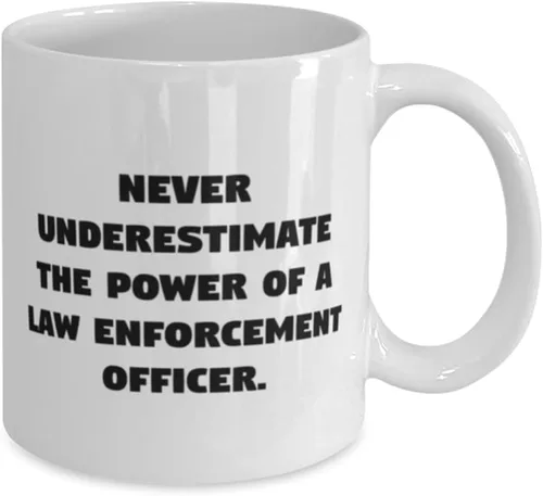 Vista 2 de Never Underestimate the Power of a Law. Taza de 11 oz 15 oz, oficial de la ley presente de colegas, taza divertida para compañeros de trabajo