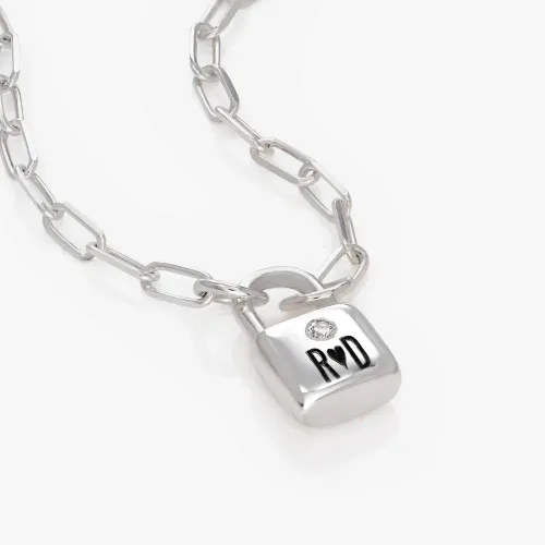 Vista 3 de OAK & LUNA - Collar personalizado con candado inicial con opciones de diamante - Delicado regalo para mamá, abuela, ella, mujeres - Navidad